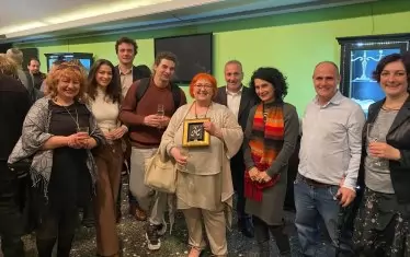  Нина с наградата "Златен кукерикон" за цялостно творчество на името на Георги Калоянчев.