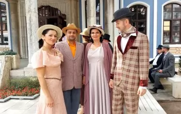  Актьори с костюми от епохата посрещат посетителите.
