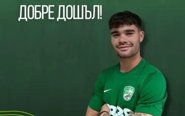 Исмаел Ферер позира с фланелка на "Берое".