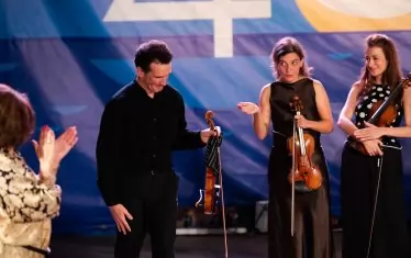  Светлин Русев и Лия Петрова (вдясно) трябва да свирят в дует, за да "заслужат" безценните цигулки. 