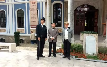  Актьори с костюми от епохата посрещат посетителите.