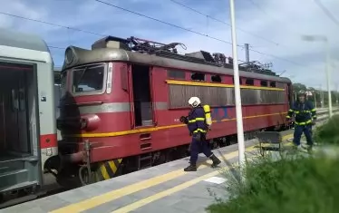 Скъсан кабел на гара Мездра блокира влаковете в Северозапада