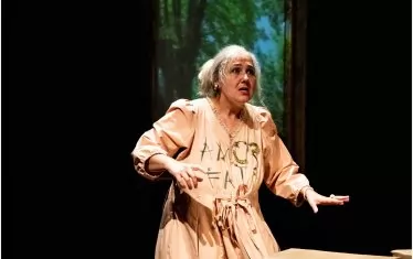 В разказа си актрисата се слива физически и емоционално с раждането на живот и с умирането му.