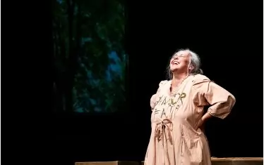 Ангелина Славова преминава през множество състояния в моноспектакъла.