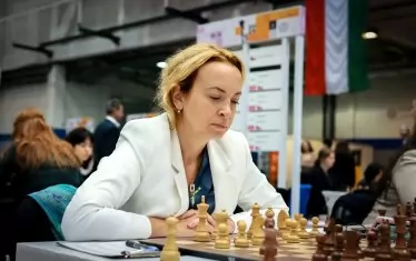 Гросмайстор Антоанета Стефанова се е задълбочила в позицията срещу Лаура Рогуле.