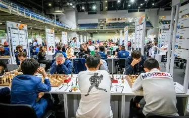 Монголците (в гръб) взеха общо 1 точка на четирите дъски в срещата с българските национали в Будапеща.