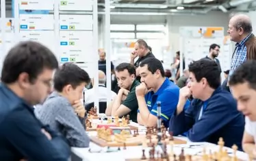 Григор Григоров и Момчил Петков (от лявата страна на масата) анализират възможните ходове в мача срещу бразилците.