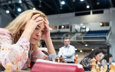Гросмайстор Антоанета Стефанова в момент на дълбоко вглъбяване в позицията на дъската срещу Нана Дзагнидзе.