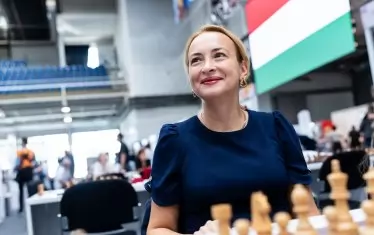 Гросмайстор Антоанета Стефанова преди началото на партията срещу Ле Тао Нгуен Фам.