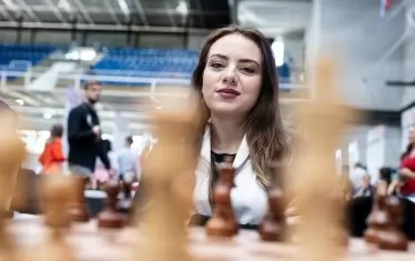 Международен майстор Нургюл Салимова се усмихва, очаквайки началото на мача срещу Виетнам.