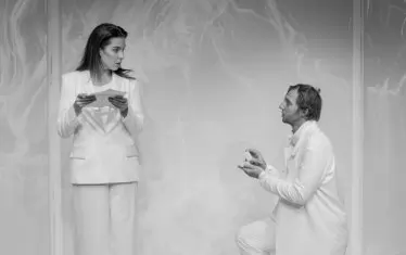  В едни варианти на историята годежният пръстен ще бъде приет, в други - не. 