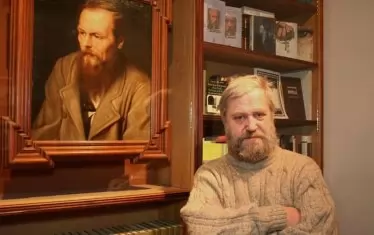  Дмитрий Достоевски до портрета на великия си прадядо.