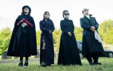 Катрин О'Хара (вляво) и Уинона Райдър (трета в редицата) повтарят ролите си от оригиналния филм. Джена Ортега е великолепно ново попълнение, което не може да се каже за Джъстин Теру.