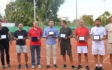Десетима бивши национали за Купа "Дейвис" бяха удостоени със специални плакети.