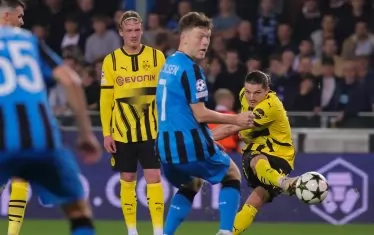 Австрийският халф на "Борусия" (Д) Марсел Забицер (вдясно) нанася шут по вратата на "Брюж" при победата на тима от Дортмунд в Белгия.
