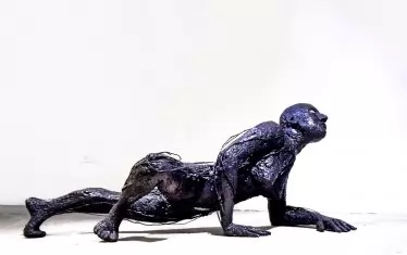 Женското тяло, уловено в мъчителен гърч.