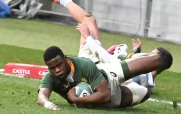 Афелеле Фаси (с топката) имаше съществен принос за победата на Южна Африка в Мбомбела с двете си есета.