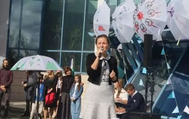 Директорът на "Българско школо" Даниела Тодорова приветства учениците на първия учебен ден. Тази година акцентът в училището е "международен" - на възпитаниците му предстоят много събития и проекти както в чужбина, така и у нас - с широко чуждестранно участие.
