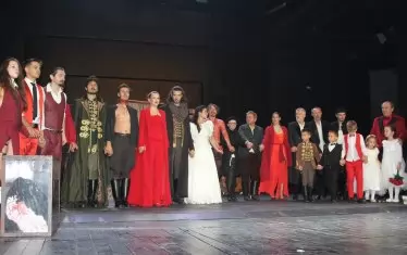 Актьорите та Унгарския национален театър на поклона пред пловдивската публика.