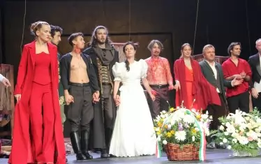 Актьорите та Унгарския национален театър на поклона пред пловдивската публика.