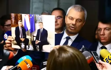 Лидерът на "Възраждане" Костадин Костадинов развя пред журналисти в парламента снимка от среща на македонския премиер Християн Мицкоски и хърватския премиер Андрей Пленкович. Македонското знаме и в този случай липсва. 