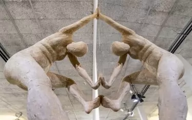 Опит за себеопознаване през огледалото. 