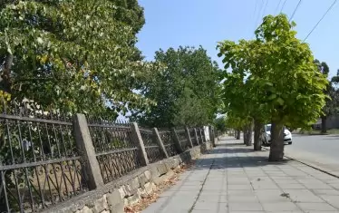  Оградата на храма е силно наклонена.