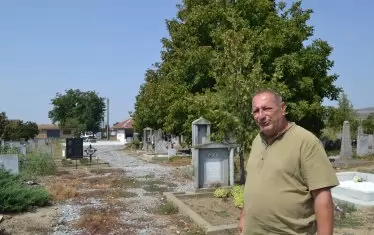 Основната алея в селските гробища е почистена. Кметът Иван Кишев обяснява, че има какво още да се направи, ама чак пък гробовете... 