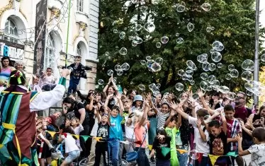 Многобройни активности очакват най-малките зрители в градинката с мечето - като това Шоу със сапунени балони.
