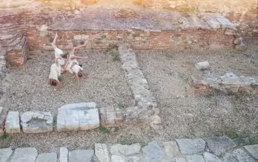  Сцена от визуалния танцов пърформанс "Граници на реалността". 