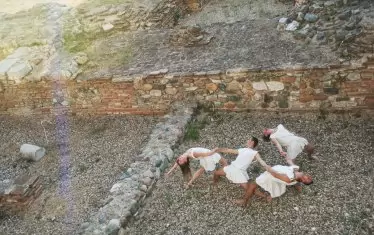 Спектакълът е вдъхновен от античната старина като наследство от миналото и част от модерната градска среда.