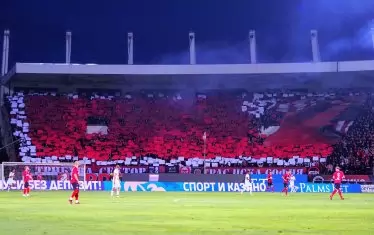 Феновете на "ЦСКА-София" впечатлиха с хореографията си, но не и с поведението си при влизането на стадиона в квартал "Надежда".