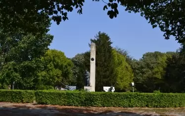  Паметникът на загиналите във войните съселяни.