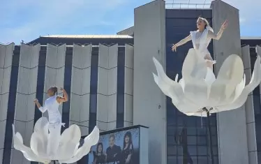  Магичните цветя на Стенли Пагани и Луиза Душкова ще разцъфтят още два пъти пред НДК днес - в 18.00 и в 20.00 часа.