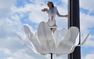  Магичните цветя на Стенли Пагани и Луиза Душкова ще разцъфтят още два пъти пред НДК днес - в 18.00 и в 20.00 часа.