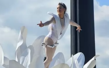  Магичните цветя на Стенли Пагани и Луиза Душкова ще разцъфтят още два пъти пред НДК днес - в 18.00 и в 20.00 часа.