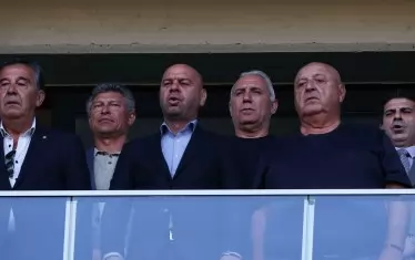 Сред зрителите на трибуните бяха общинският съветник на Пловдив и бивш футболен рефер Атанас Узунов, бившият национал Красимир Балъков, кметът на Пловдив Костадин Димитров, носителят на "Златната топка" за 1994 г. Христо Стоичков, президентът на "Славия" Венцеслав Стефанов и президентът на БФС Георги Иванов (от ляво на дясно).