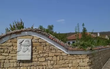 Плоча, хубав зид, отзад - добре поддържаната къща музей на Асен Разцветников.