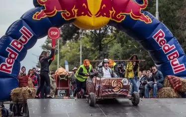 В предишните издания участниците впечатлиха с изобретателност както при "превозните средства", така и във външния си вид.