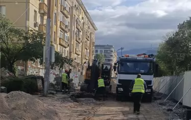 И ситуацията от другата страна на заградения участък, където нищо не се е променило.