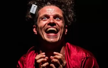  Актьорът в експресивна сцена от моноспектакъла "Кученцето си засмя".