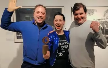 Емил Йорданов и Десислава Йорданова от "Малка театрална компания" заедно с директора на ДТ "Рачо Стоянов" Петко Койчев.