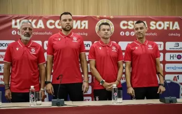 Томаш (вдясно) представи и екипа си (от ляво на дясно): Христо Колев, отговорникът за вратарите Тодор Кючуков и Константин Мирчев.