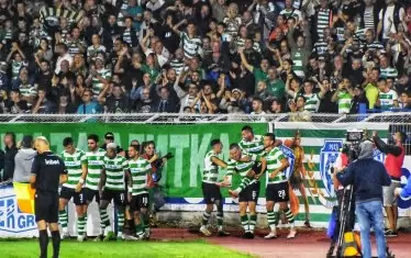 Футболистите на "Черно море" се радват пред феновете си след втория гол във вратата на "Спартак 1918" по време на варненското дерби.