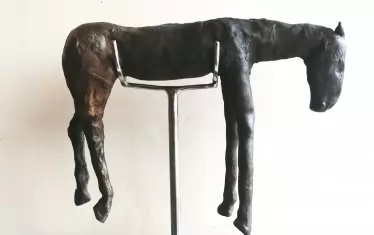  Лютаков включва в творбите и любимите си животинки.