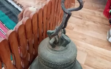 Камбаната от затвореното училище - мил спомен в етнографската сбирка в читалището на Подвис.