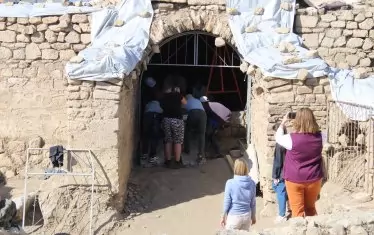 Моменти от процеса по преместването на скулптурата.