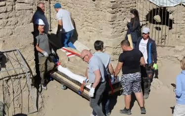 Моменти от процеса по преместването на скулптурата.