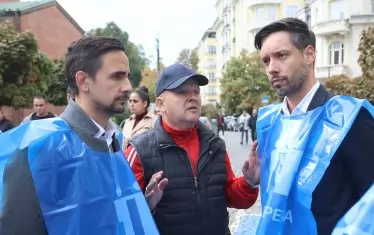 С водачи разговаряха заместник-кметът по транспорта Илиян Павлов (вляво) и общинският съветник Борис Бонев. Те казаха, че подкрепят недоволството, поради което се облекли брандираните елеци на "Подкрепа".