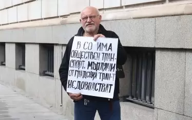 Пред сградата на "Московска" 33 се появи гражданин с плакат срещу протеста на водачите.